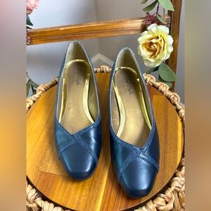Soft Styles Hush Puppies Blue Faux Leather Kitten Heel Pumps | Size 9